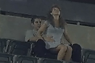 Подсмотрел, как занимаются сексом на стадионе