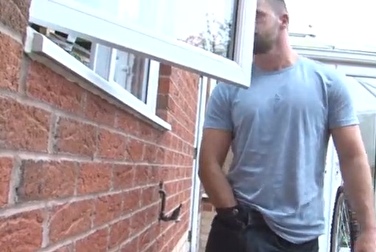 Вуайерист подсматривал и дрочил на соседку и получил секс на кухне