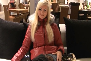 Блондинка не против, чтобы ее оттрахали посреди мебельного салона